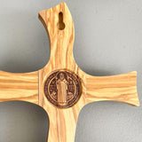 Cruz de Madera de Olivo con Cristo y Medalla de San Benito – 32 cm – VII Sacramentos Colombia