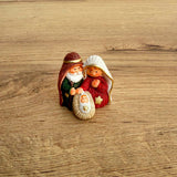 Sagrada Familia Nacimiento Rojo y Verde 4cm – Escena del Pesebre