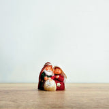 Sagrada Familia Nacimiento Rojo y Verde 4cm – Escena del Pesebre