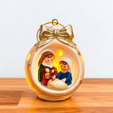 Nacimiento con Luz de Colores y Lazo Dorado 6 cm – Adorno Navideño de Colección