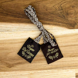 Reverso de escapulario carmelita con las frases bordadas Virgen del Carmen y Ruega por nosotros en letras doradas metalizadas.