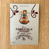 Pin metálico del Arcángel Miguel – diseño moderno e infantil en estilo católico