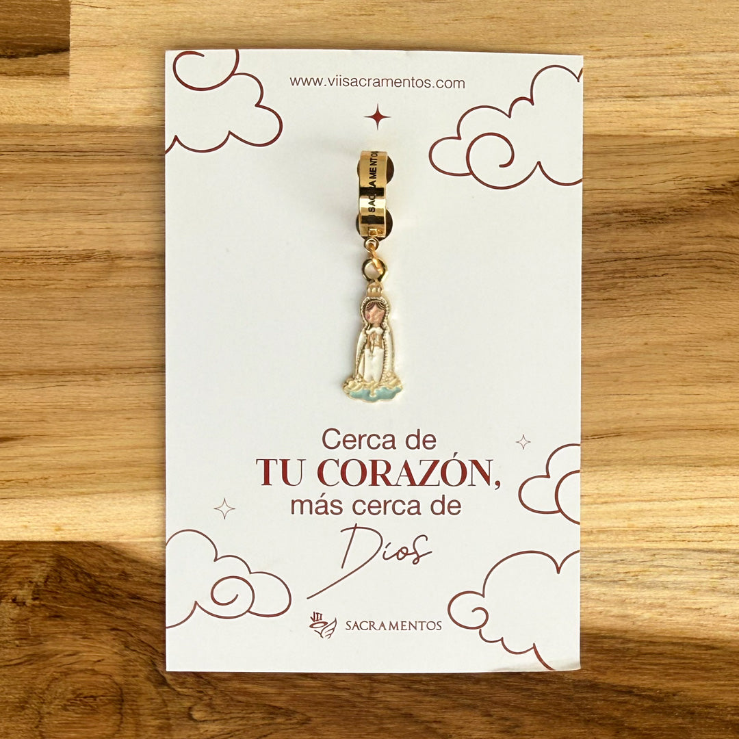 Dije de la Virgen de Fátima con argolla dorada de 12mm sobre tarjeta con mensaje religioso