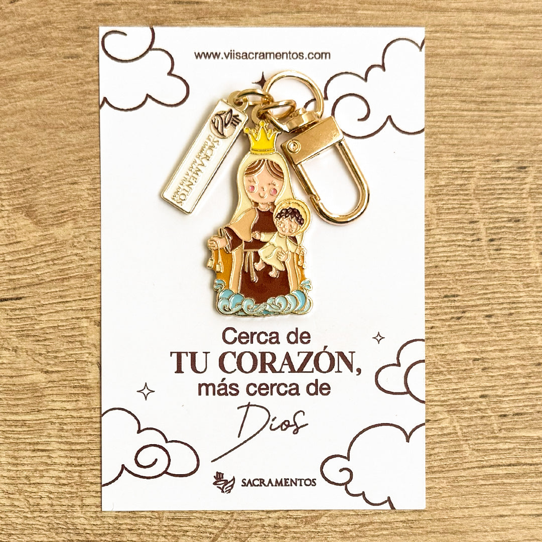 Llavero católico Virgen del Carmen con mosquetón dorado, dije en metal con acabado resinado sobre tarjeta con frase religiosa - VII Sacramentos