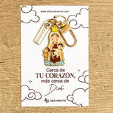 Llavero católico Virgen del Carmen con mosquetón dorado, dije en metal con acabado resinado sobre tarjeta con frase religiosa - VII Sacramentos