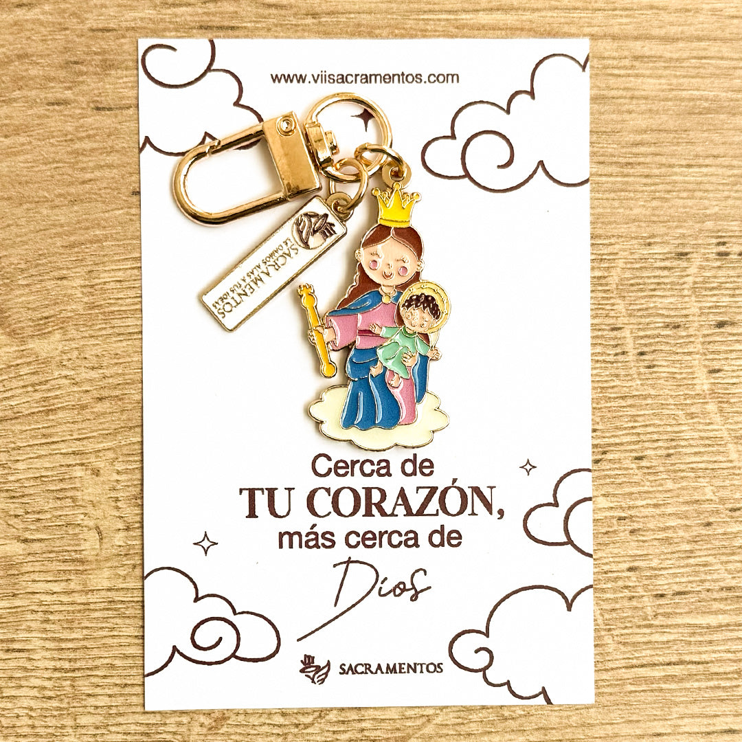 Llavero católico Virgen María Auxiliadora con mosquetón dorado – VII Sacramentos Colombia