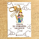 Llavero católico Virgen María Auxiliadora con mosquetón dorado – VII Sacramentos Colombia