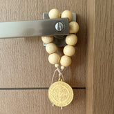 Denario Madera Clara de 2 cm con Medalla San Benito Dorada