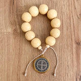 Denario Madera Clara de 2 cm con Medalla San Benito Bicolor