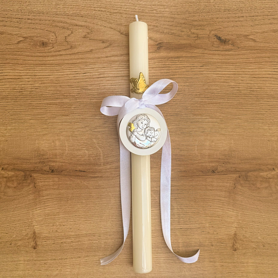 Cirio blanco de bautizo con aplique dorado del Espíritu Santo y medalla italiana repujada para cuna con diseño de Ángel de la Guarda y niño durmiendo sobre base de madera blanca.