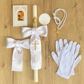 Kit de primera comunión para niño que incluye cirio, libro de oraciones, guantes, juego de cintas ceremoniales, rosario de acero, crucifijo con cordón y cartón protector para la vela – VII Sacramentos Colombia