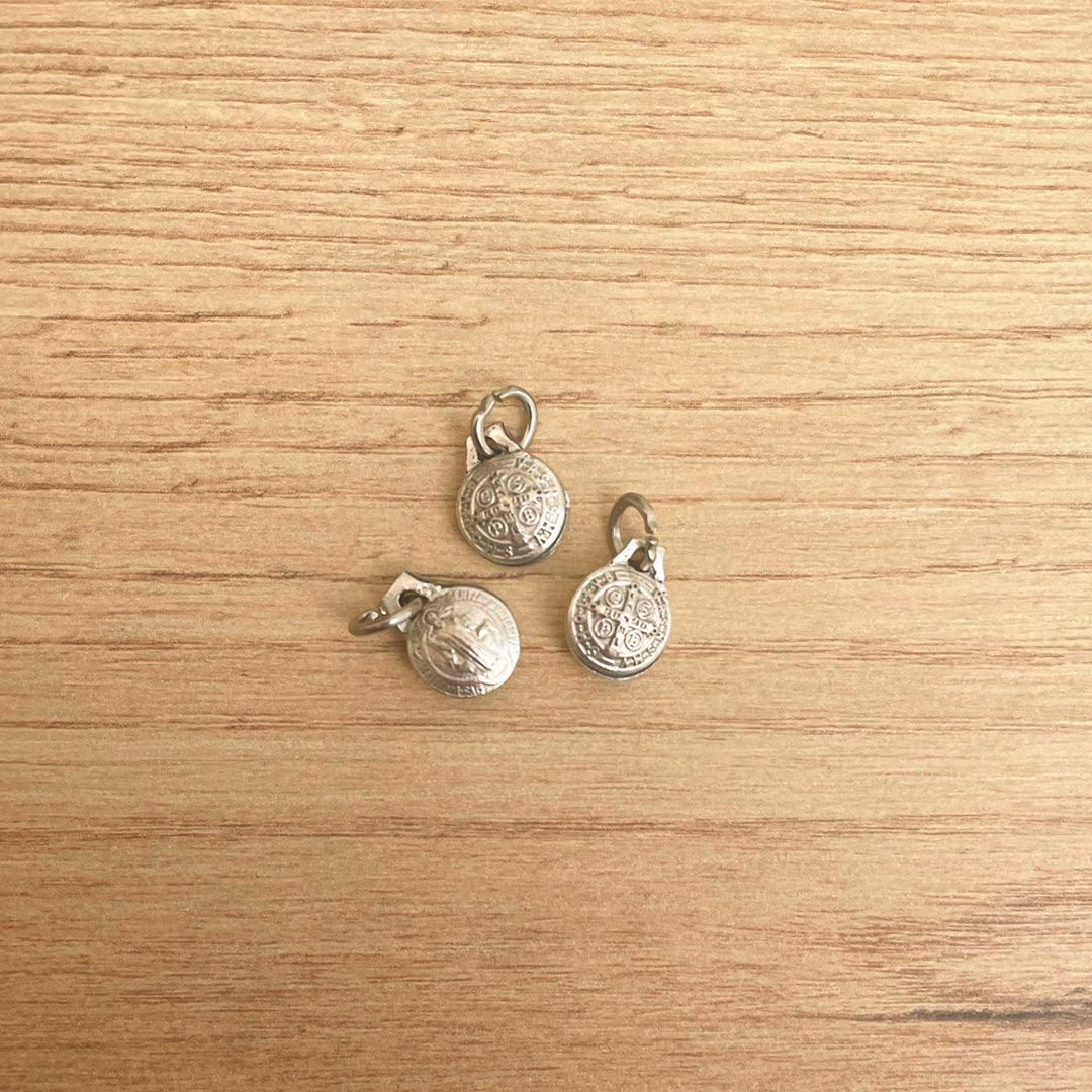 Paquete de 3 Medallas San Benito Bombe 0.9cm – VII Sacramentos Colombia