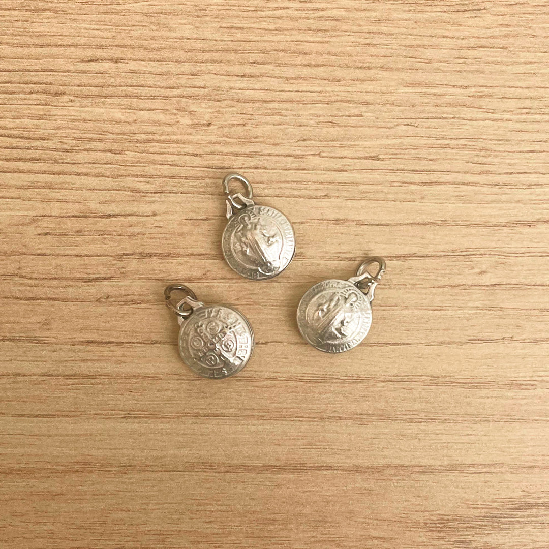 Paquete de 3 Medallas San Benito Bombe 1.3 cm – VII Sacramentos Colombia
