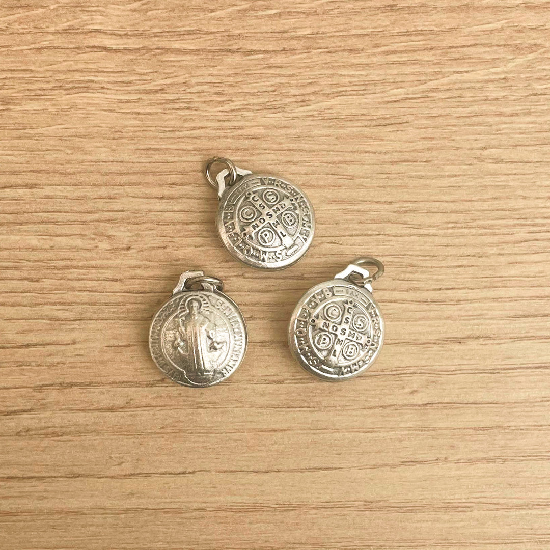 Paquete de 3 Medallas San Benito Bombe 1.7 cm – VII Sacramentos Colombia