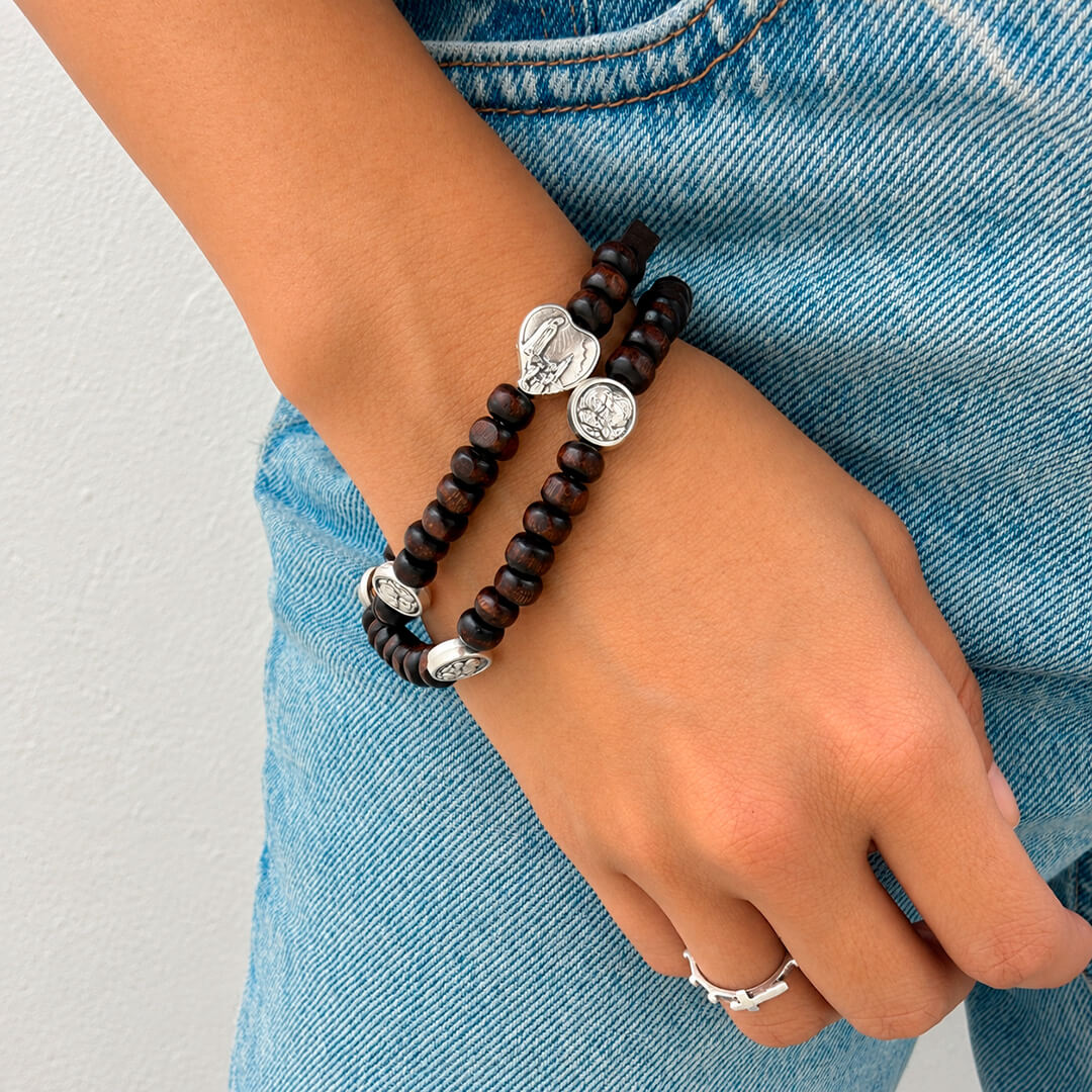 Modelo vista Frontal Rosario de San José Tipo Pulsera Elástica en Madera – Doble Vuelta