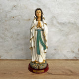 Estatua de la Virgen de Lourdes Base Madera 30cm – VII Sacramentos Colombia