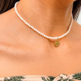 Collar Murano Pequeño Beige con Medalla Religiosa