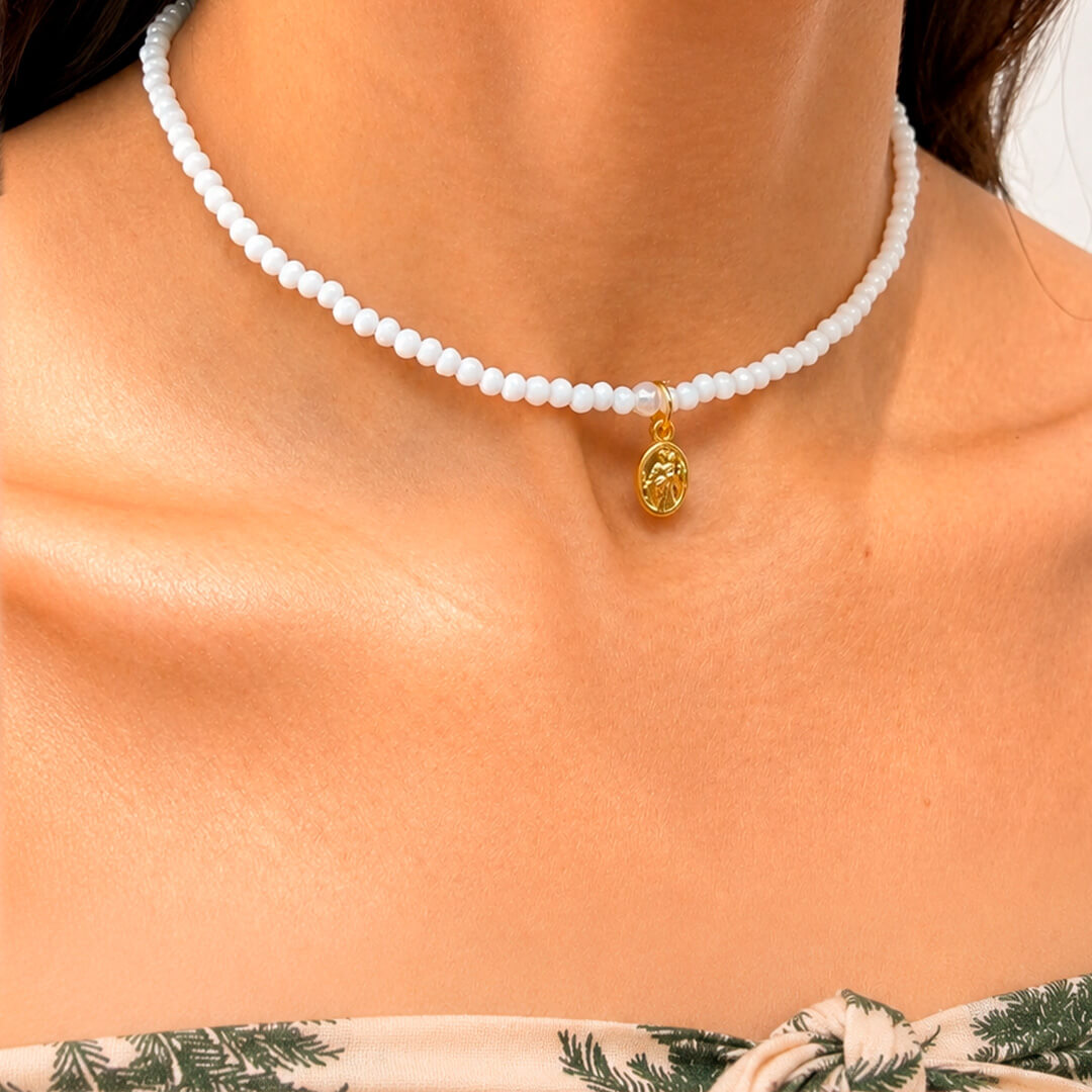 Collar Murano Pequeño Blanco con Medalla Religiosa