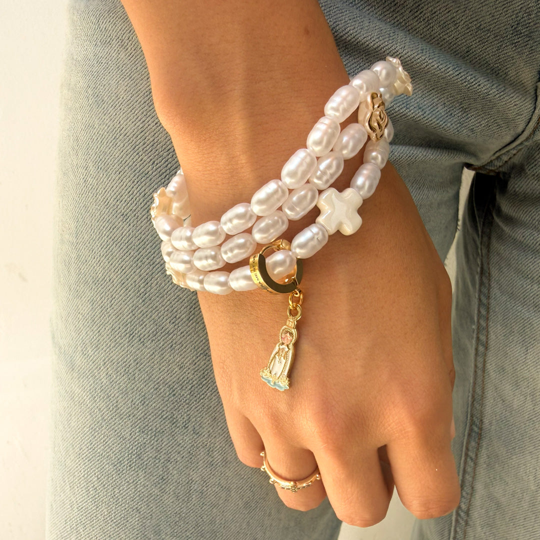 Pulsera rosario de perlas imitación agua con cruz blanca y dije esmaltado de la Virgen de Fátima