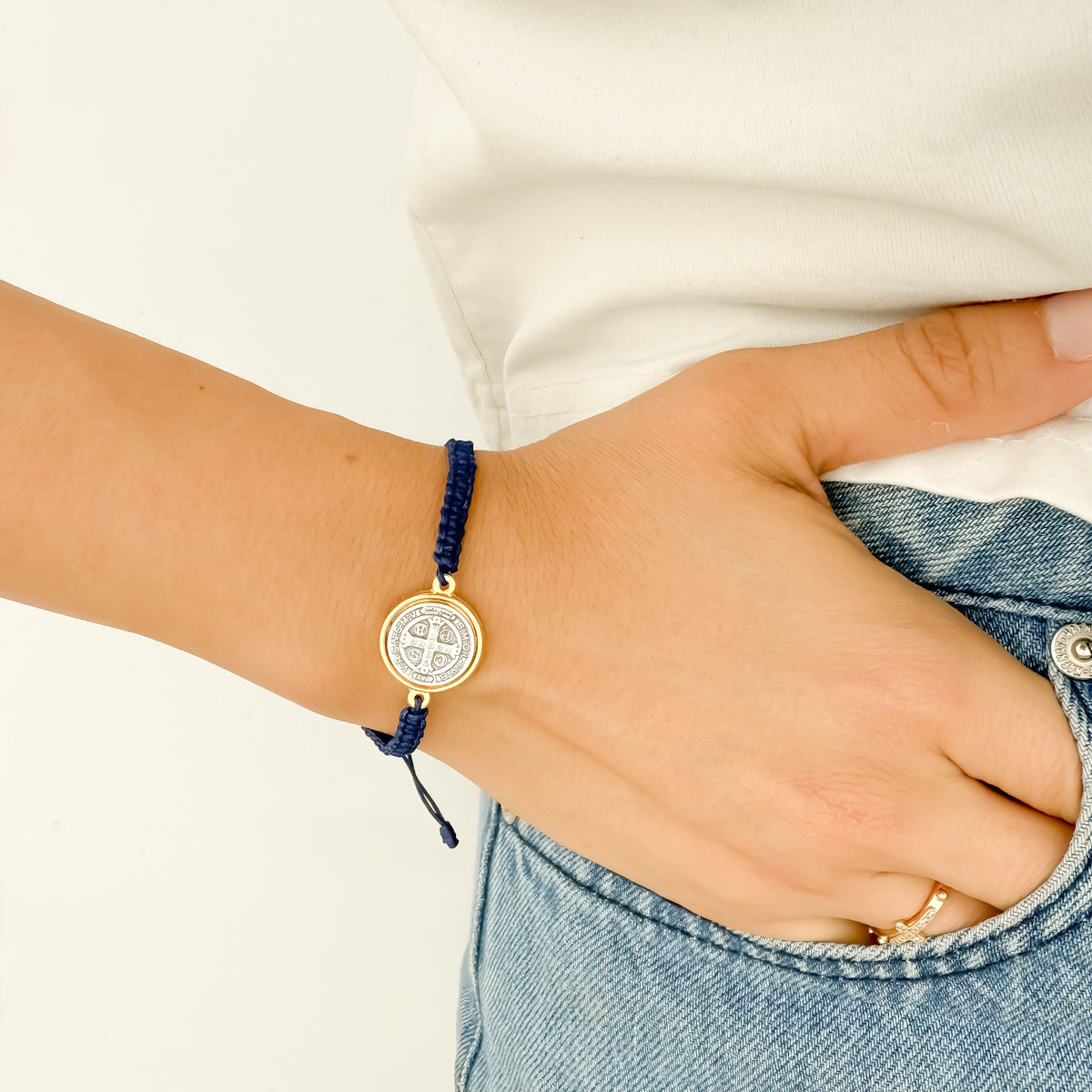 Pulsera Tejida con Medalla San Benito Bicolor