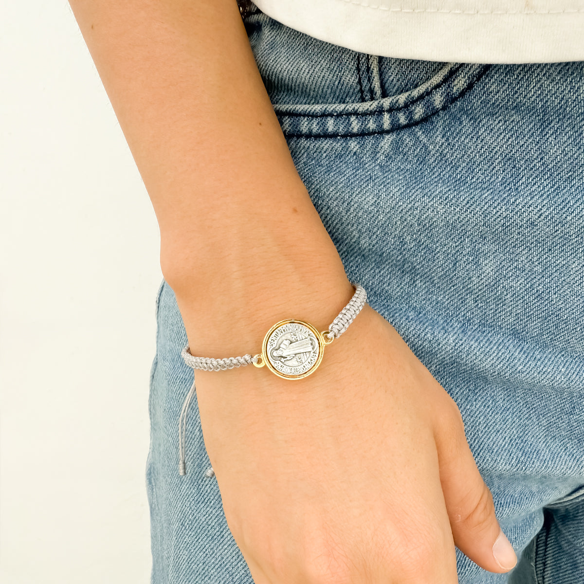 Pulsera Tejida con Medalla San Benito Bicolor