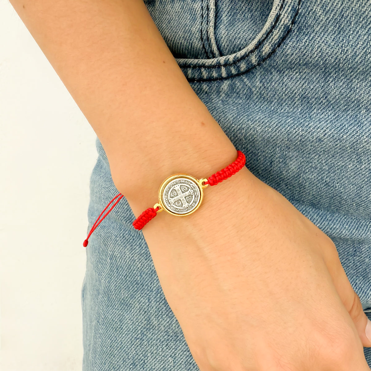 Pulsera Tejida con Medalla San Benito Bicolor