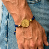 Pulsera de hilo azul con medalla de San Benito para hombre" o "Accesorio artesanal colombiano 
