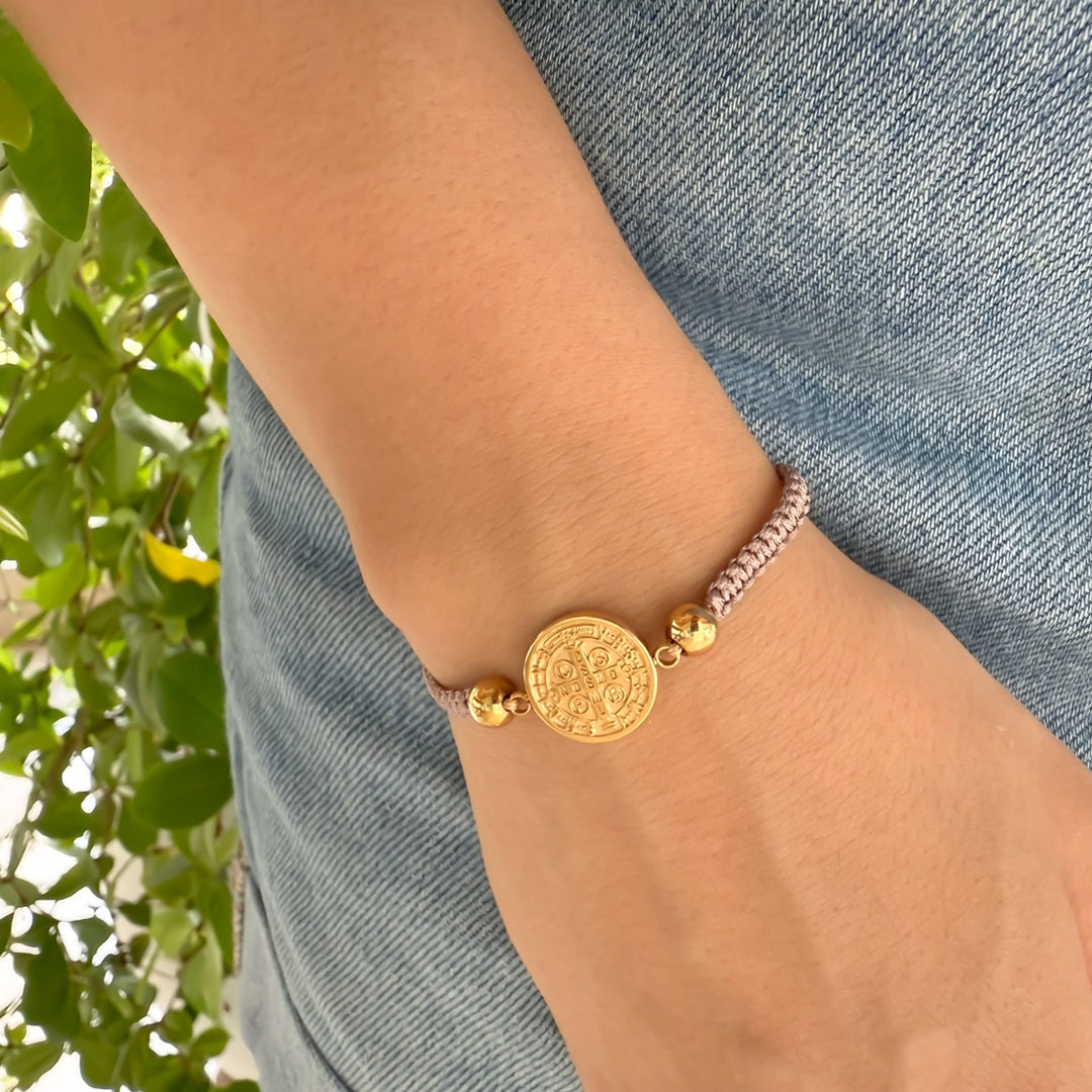 Pulsera Tejida con Medalla en Acero Dorado Grande