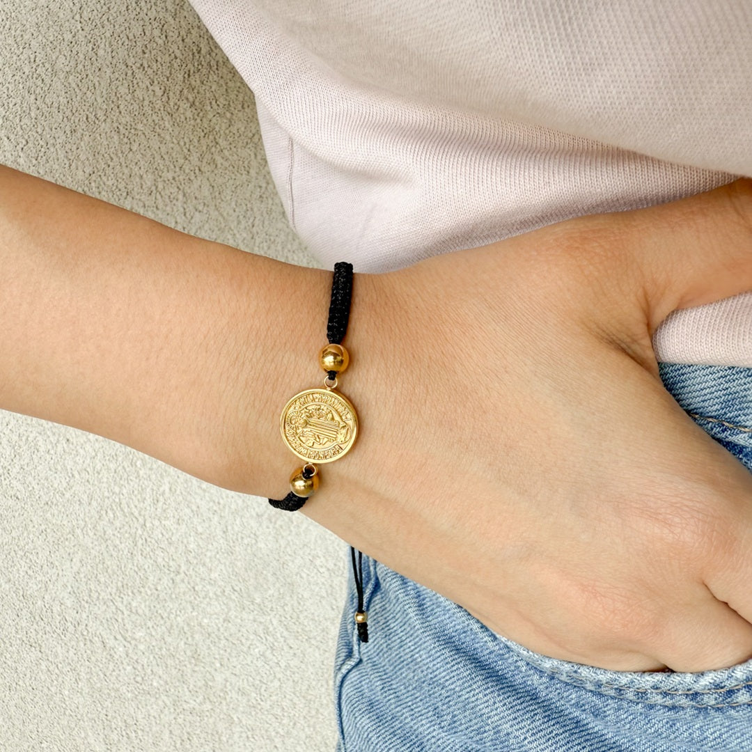 Pulsera Tejida con Medalla en Acero Dorado Grande
