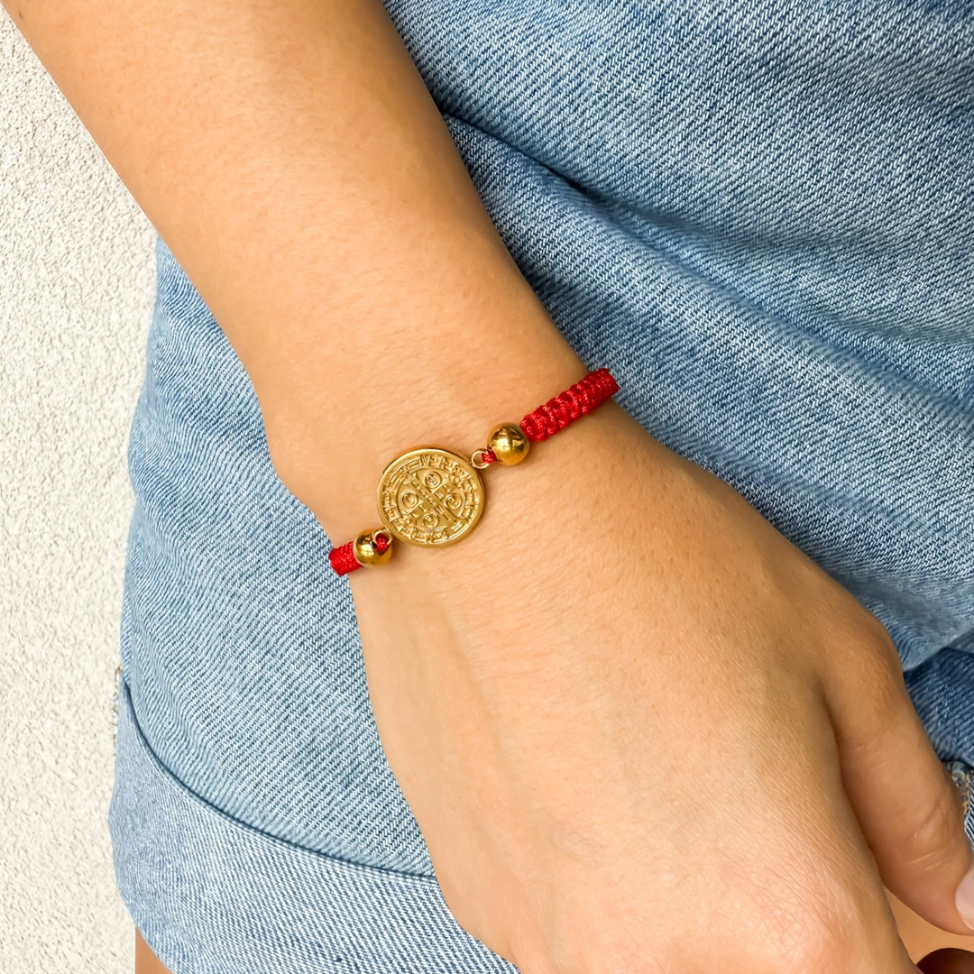 Pulsera de hilo rojo con medalla de San Benito para hombre" o "Accesorio artesanal colombiano 