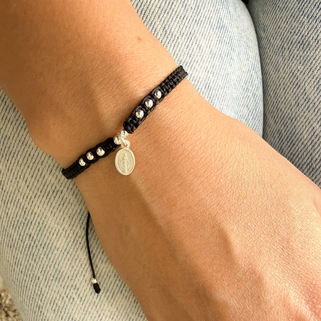 Pulsera Tejida en Macramé con Medalla de la Virgen Milagrosa Negro – VII Sacramentos Colombia