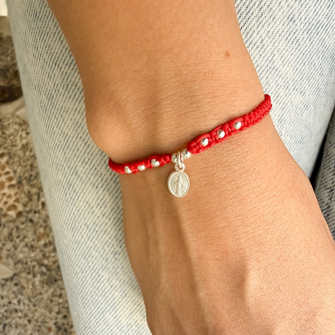 Pulsera Tejida en Macramé con Medalla de la Virgen Milagrosa Rojo – VII Sacramentos Colombia