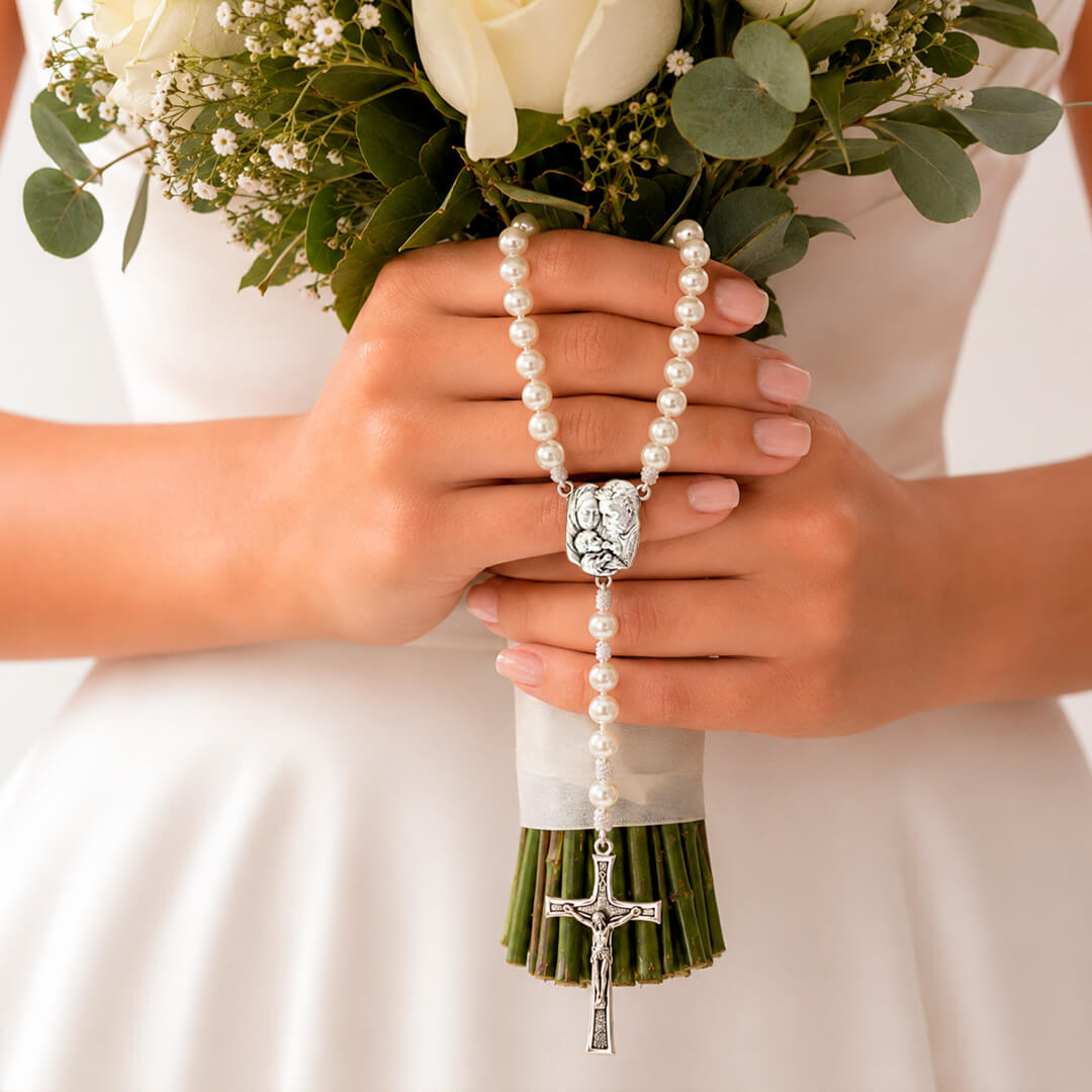 Mujer vestido de novia con Ramo con el Rosario en las manos