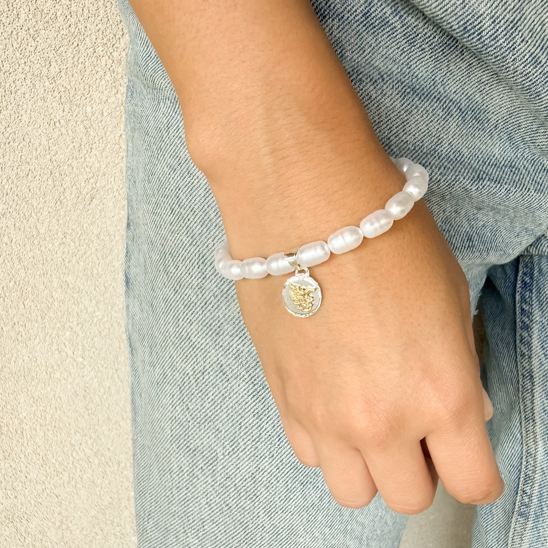 Pulsera Elástica Imitación Perla con Medallas en Plata 925