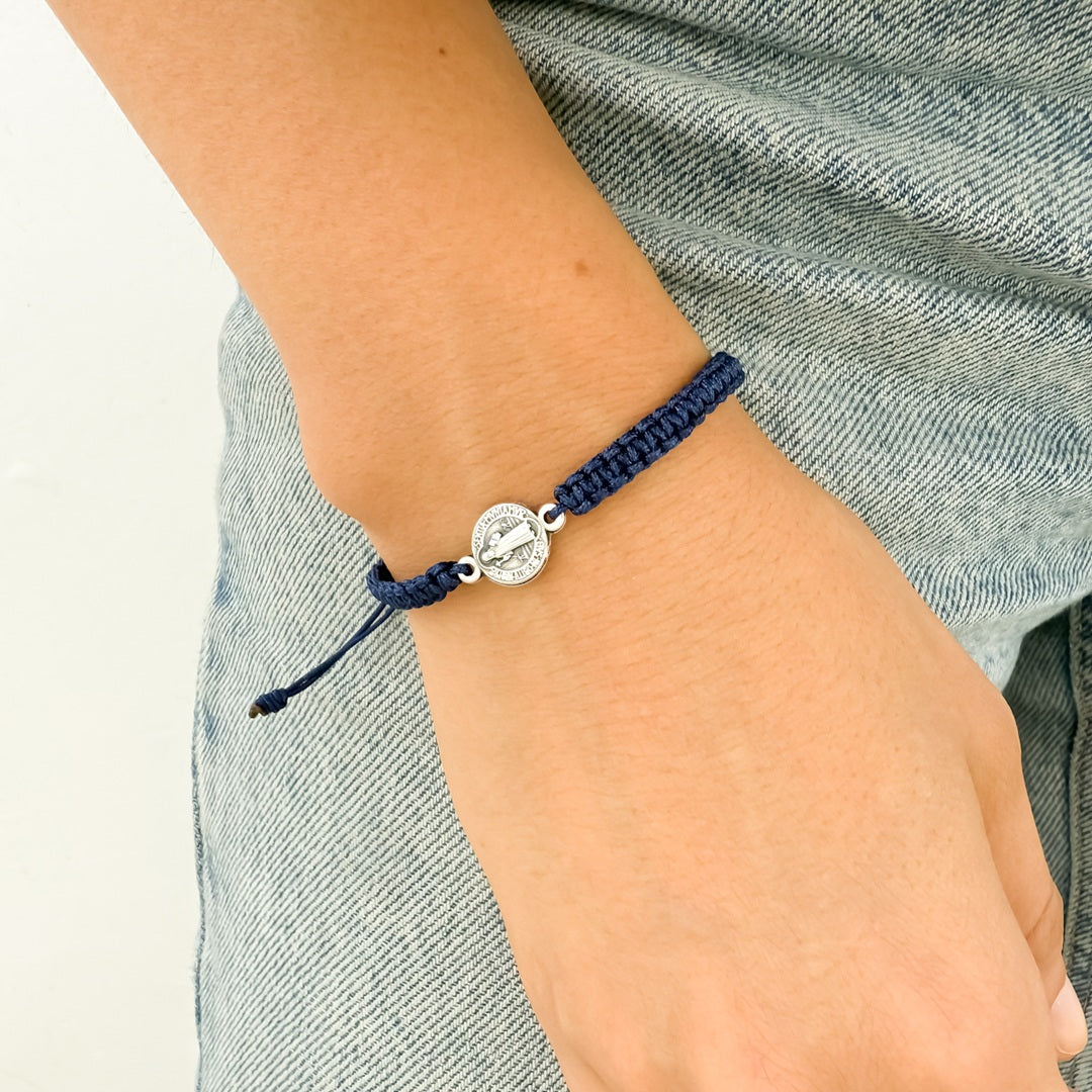 Pulsera Tejida con Medalla de San Benito Pequeña