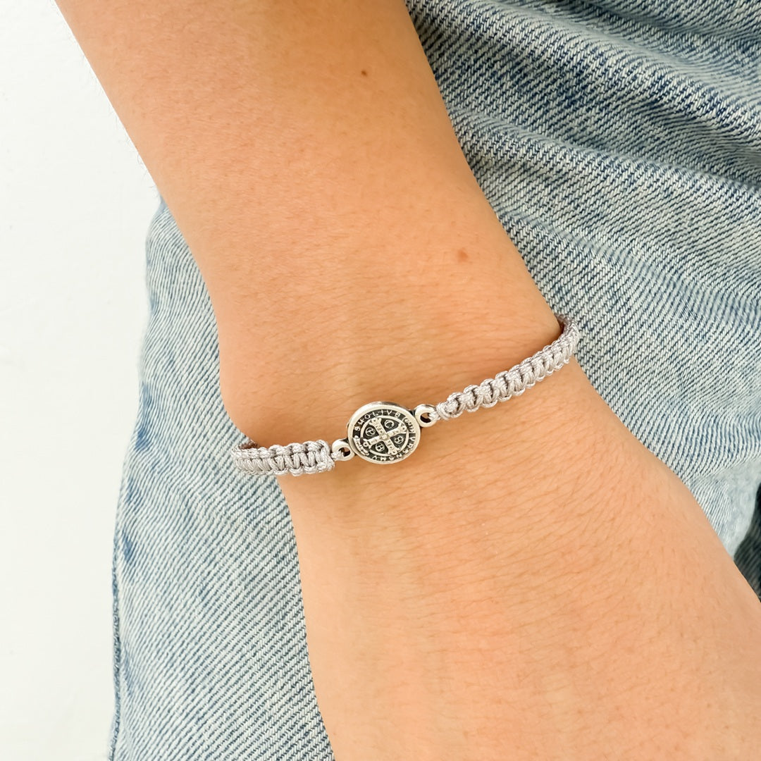 Pulsera Tejida con Medalla de San Benito Pequeña