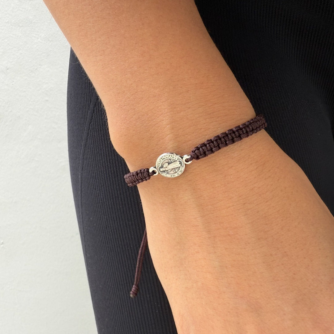 Pulsera Tejida con Medalla de San Benito Pequeña