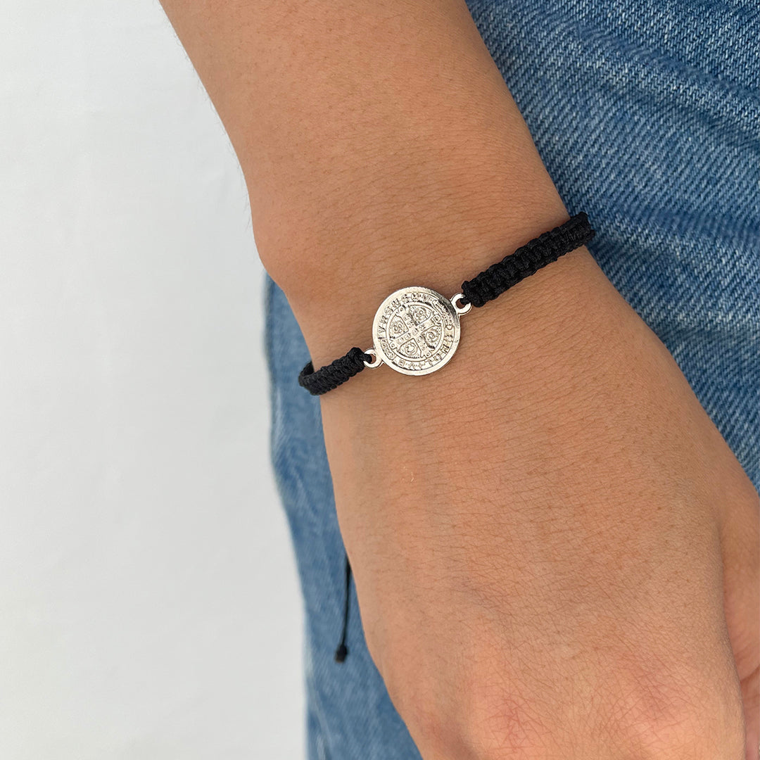 Pulsera Tejida con Medalla de San Benito