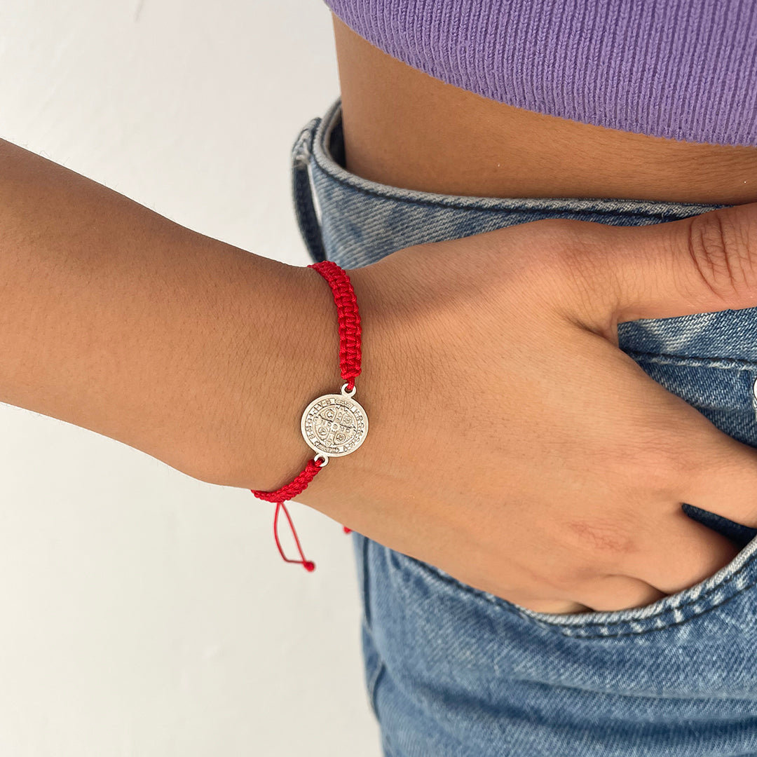 Pulsera Tejida con Medalla de San Benito