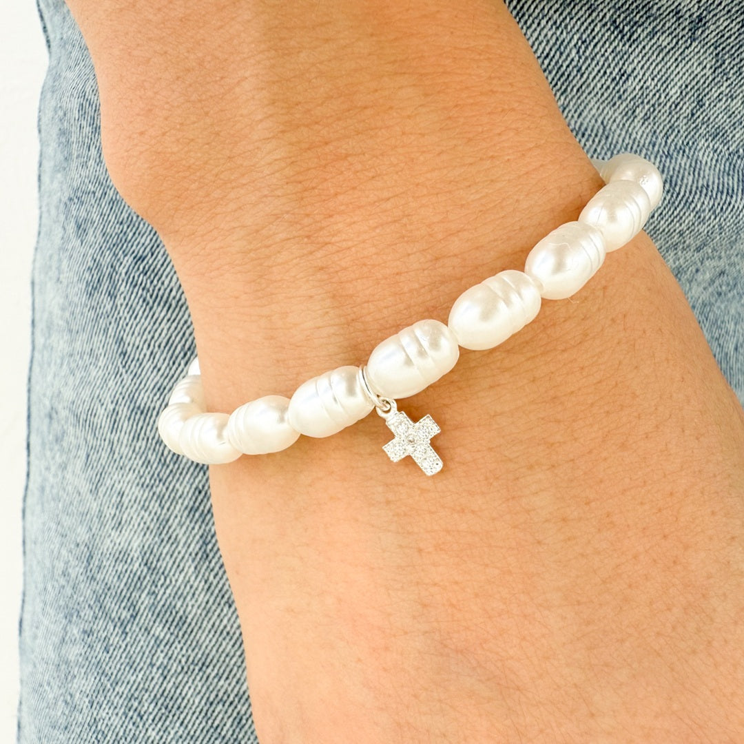 Pulsera de Imitación Perla de Agua con Cruz en Plata Engastada