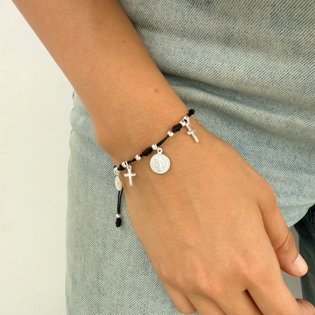 Pulsera de Hilo con 5 Medallas de Plata 925 – San Benito, Cruz y Virgen Milagrosa