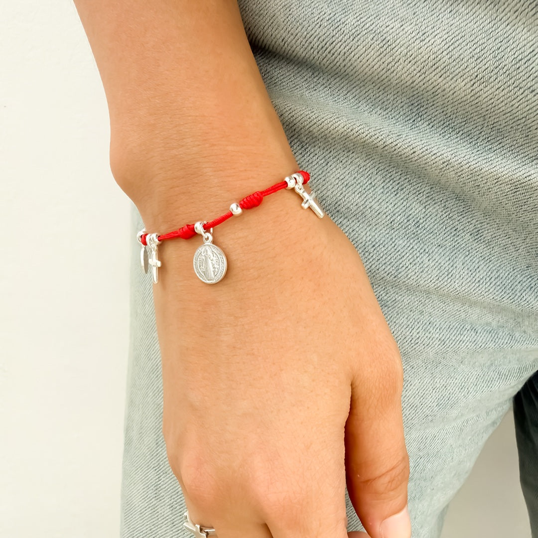 Pulsera de Hilo con 5 Medallas de Plata 925 – San Benito, Cruz y Virgen Milagrosa – VII Sacramentos Colombia