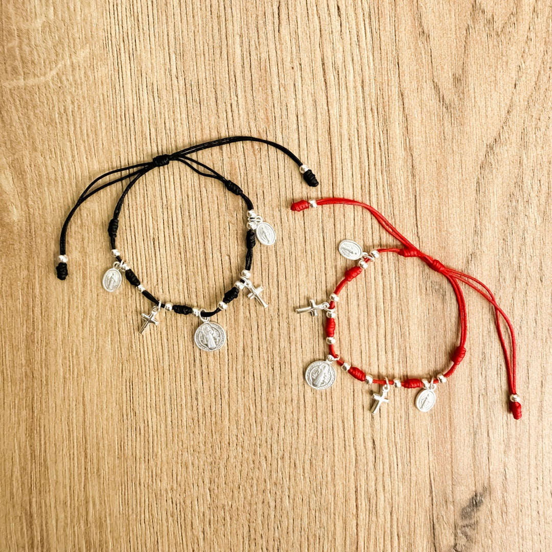 Pulsera de Hilo con 5 Medallas de Plata 925 – San Benito, Cruz y Virgen Milagrosa