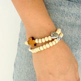 Pulsera Rosario en Madera BlancaPequeño con Medallas en Elástico – VII Sacramentos Colombia