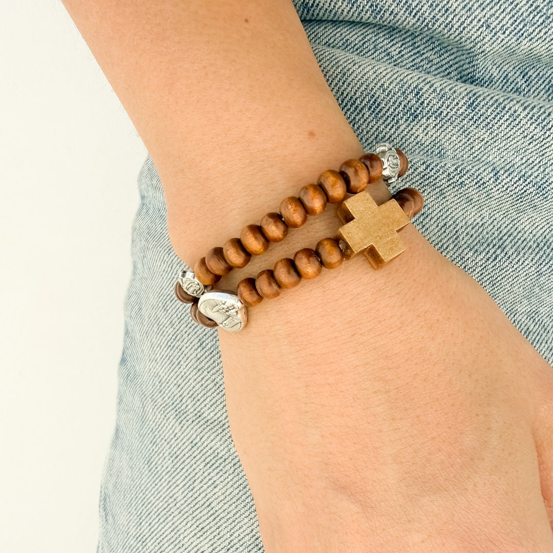 Pulsera Rosario en Madera Clara Pequeño con Medallas en Elástico – VII Sacramentos Colombia