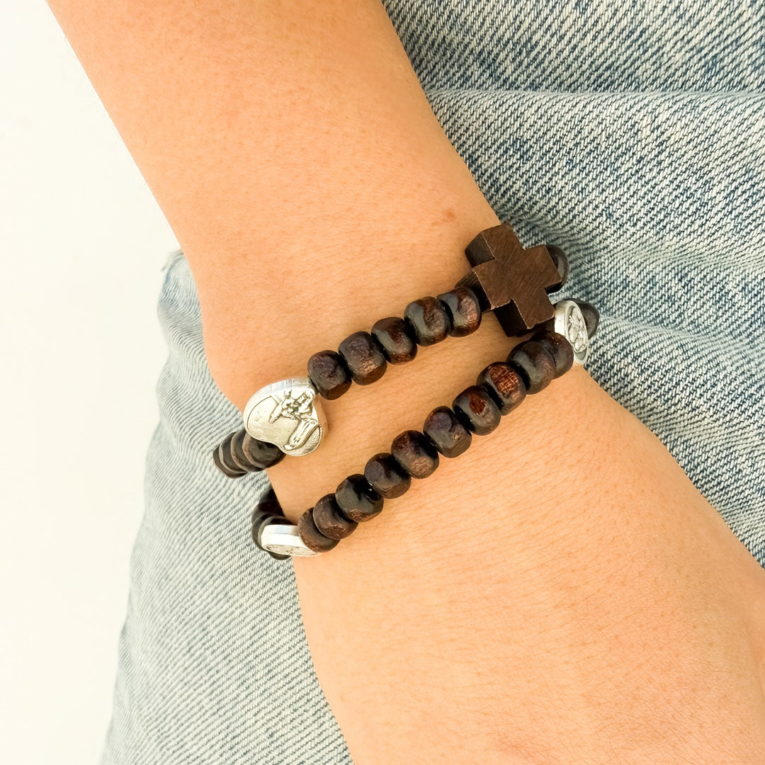 Pulsera Rosario en Madera Oscura Pequeño con Medallas en Elástico – VII Sacramentos Colombia