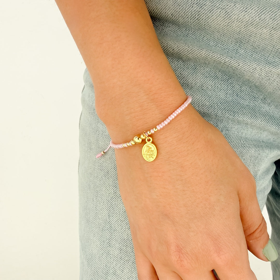 Pulsera Mostacilla con Hilo y Medalla Dorada – VII Sacramentos Colombia