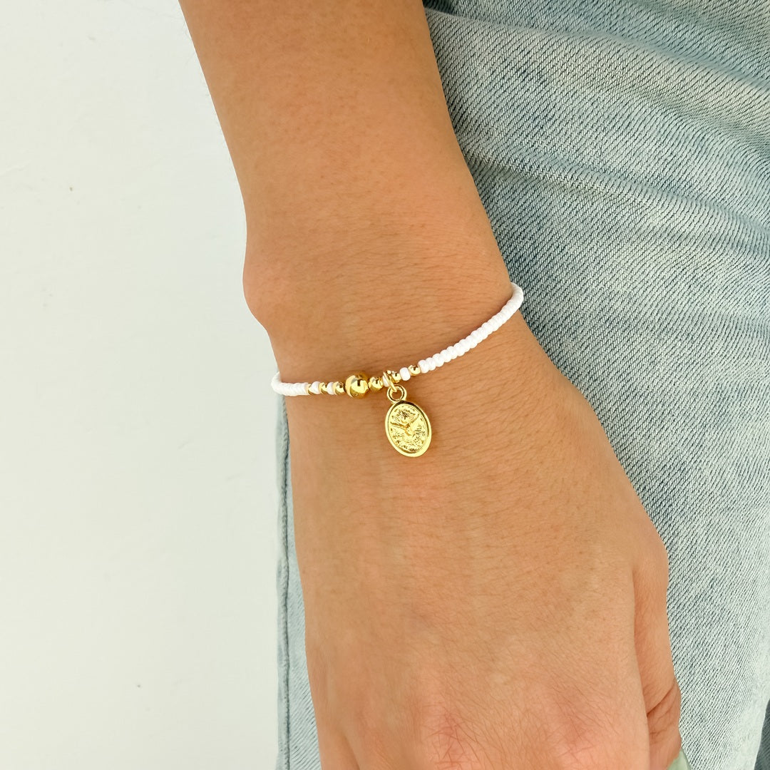 Pulsera Mostacilla con Hilo y Medalla Dorada – VII Sacramentos Colombia