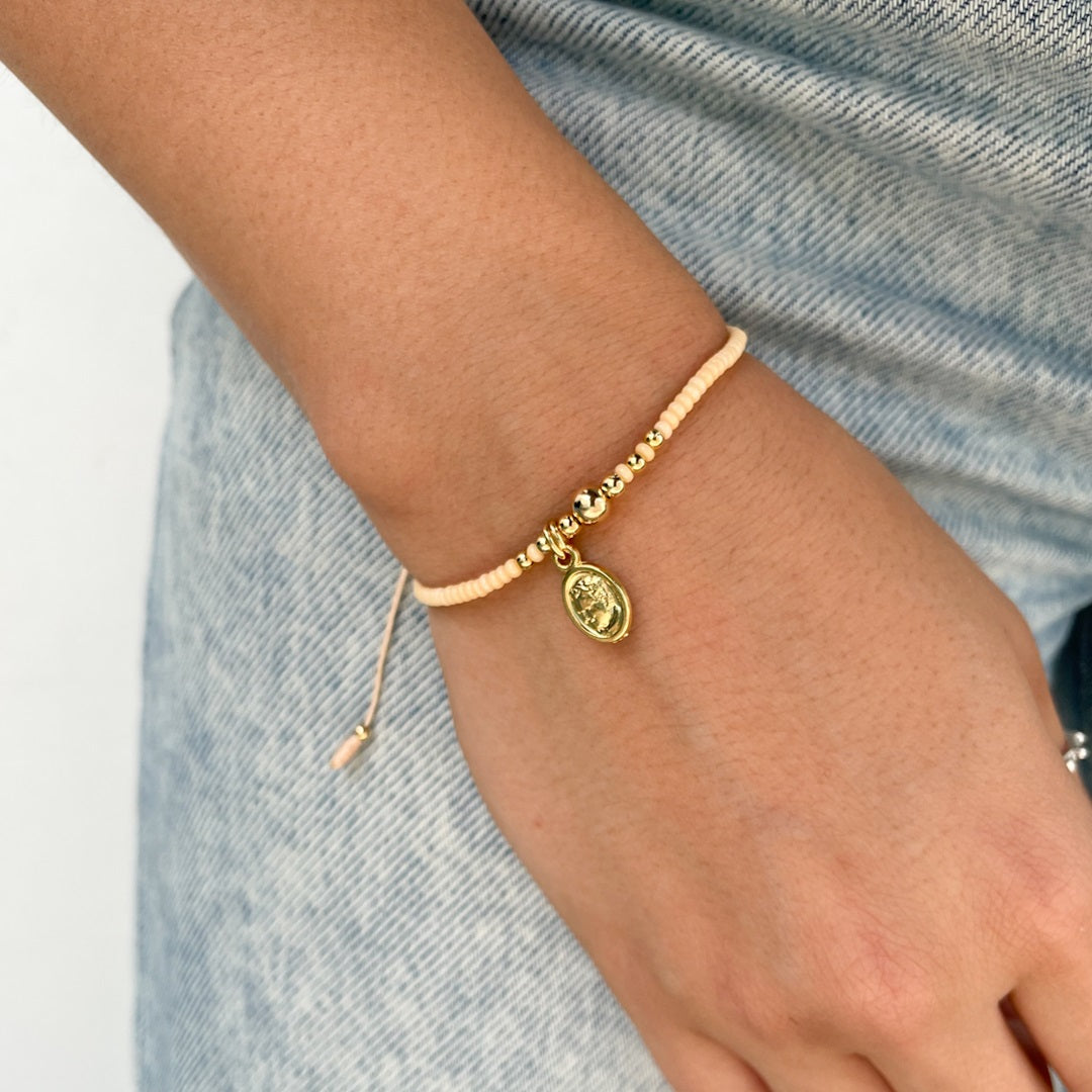 Pulsera Mostacilla con Hilo y Medalla Dorada