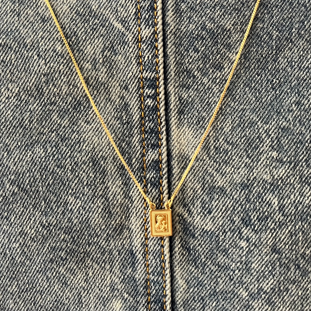 Escapulario en Oro Laminado Pequeño – Virgen del Carmen y Sagrado Corazón